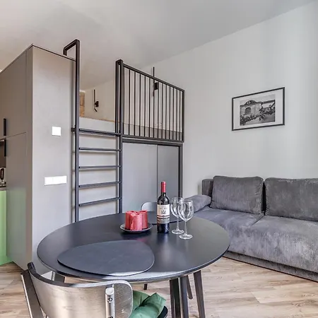 Old Town Apartment Collection, 6 *